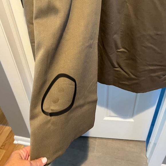 men’s tan Burberry lined trench coat.  Wool lining is removable. Size 46r. - Picture 16 of 16